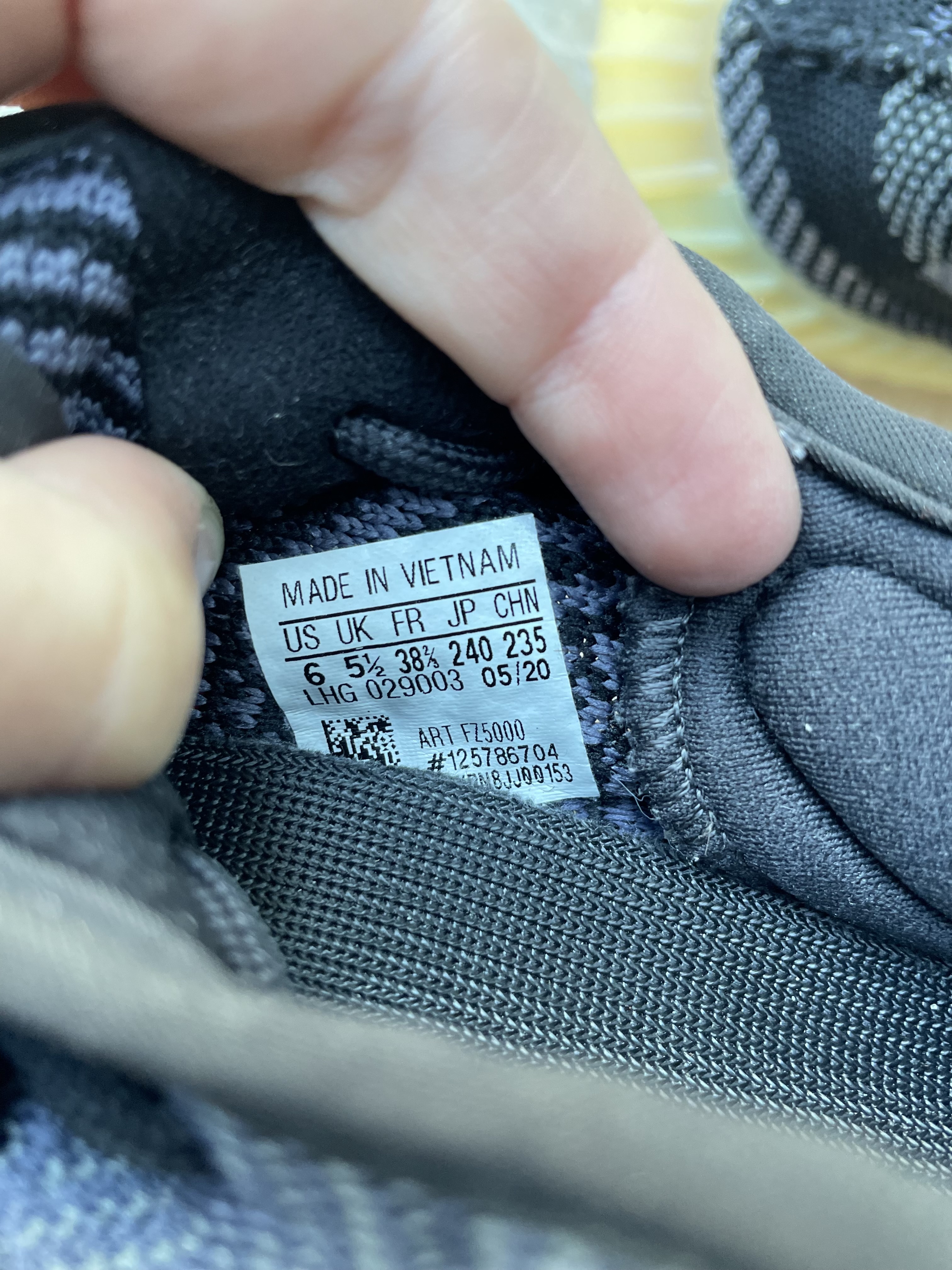 Фото 5: Кросівки Adidas Yeezy Boost 350 V2 Carbon