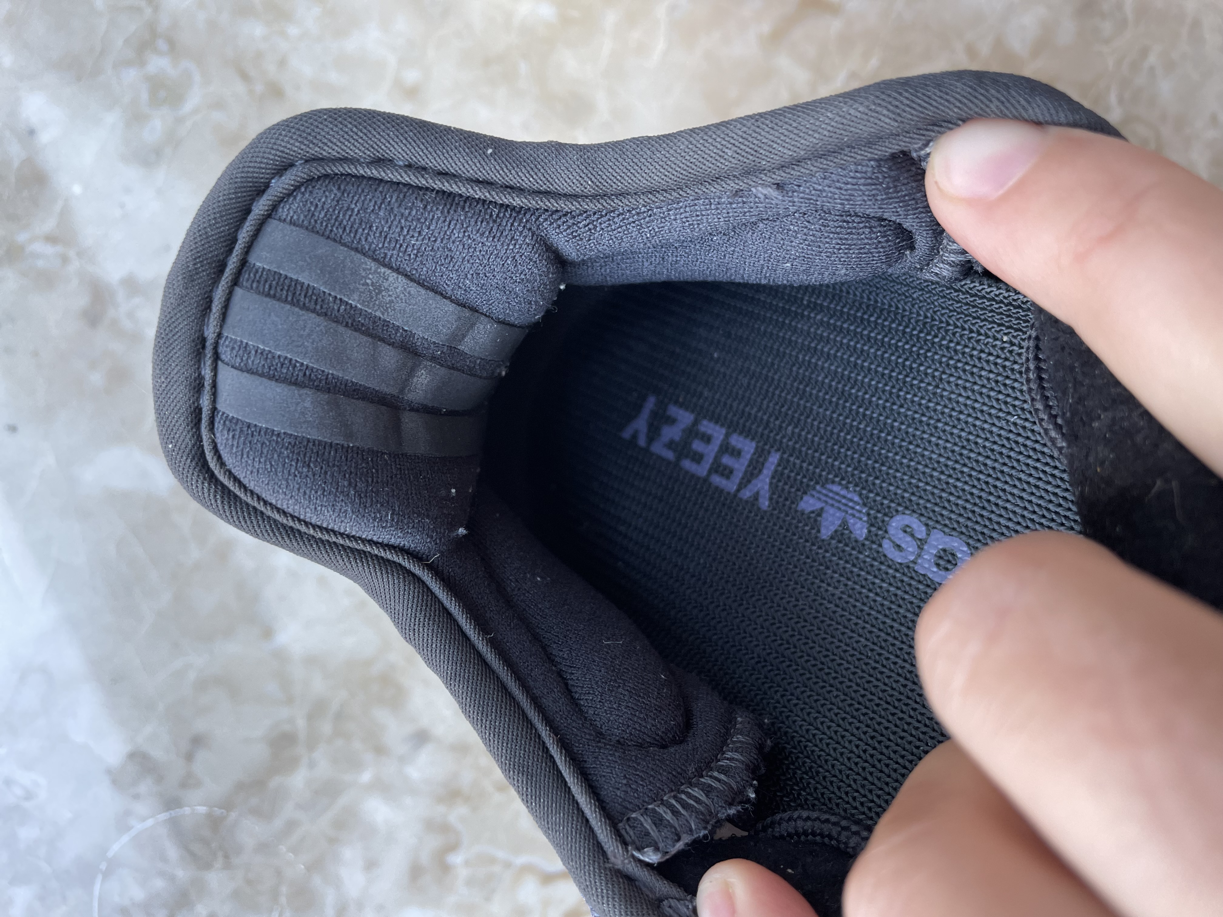 Фото 6: Кросівки Adidas Yeezy Boost 350 V2 Carbon