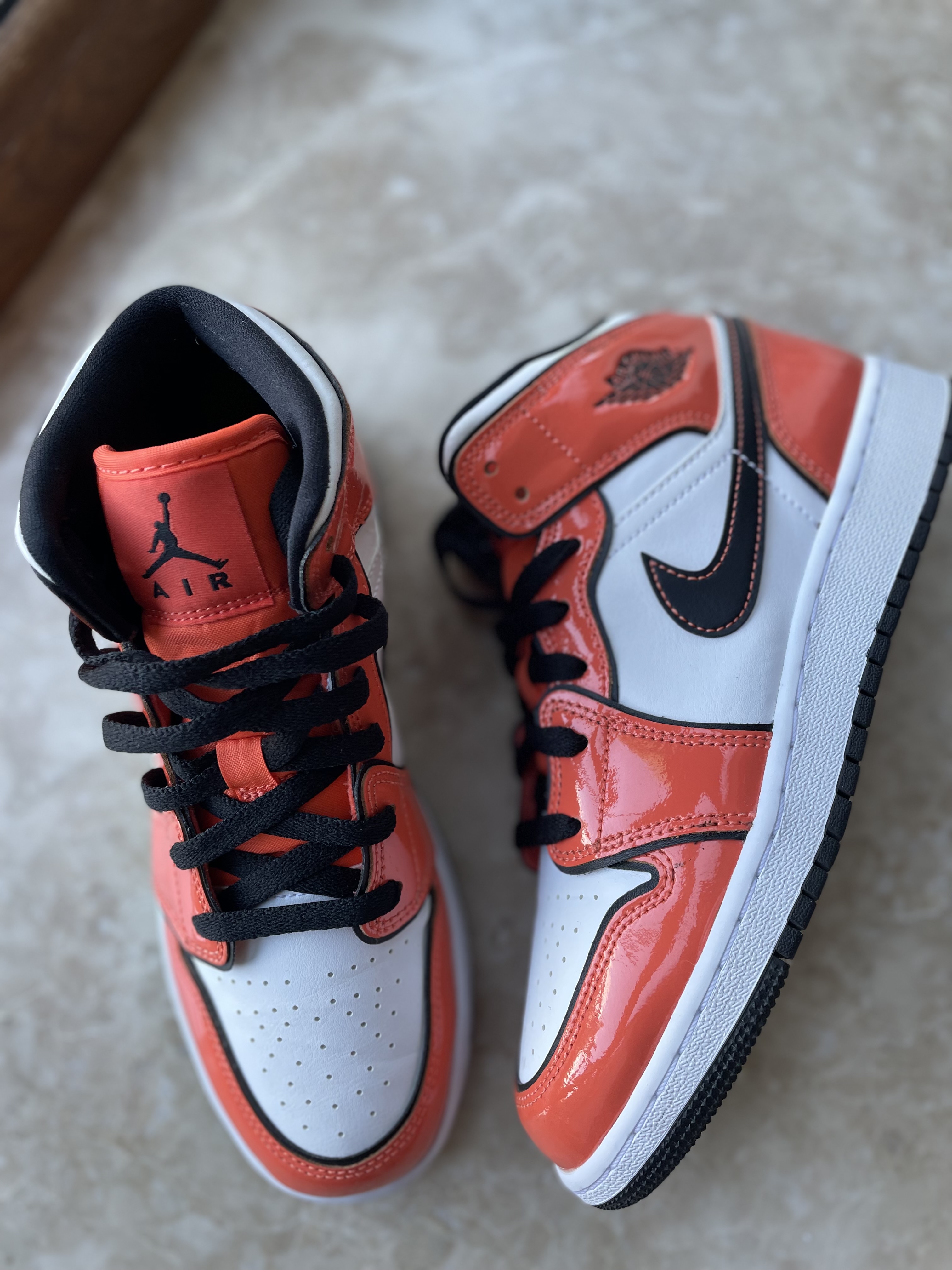 Фото 2: Кросівки Nike Air Jordan 1 Mid SE
